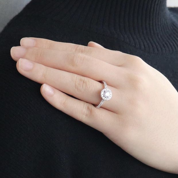 【鶴(mikoto)】【18EN-002】取り巻きダイヤモンドが手元に美しく輝く婚約指輪