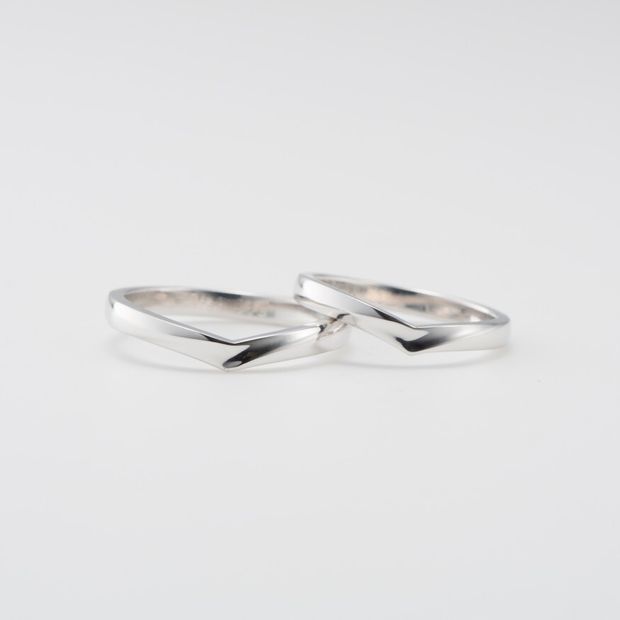 【鶴(mikoto)】【18MA-018】緩やかにさがるV字の形が手元を優雅にみせてくれる結婚指輪