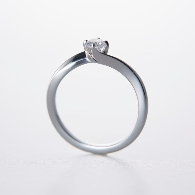 【鶴(mikoto)】【18EN-005】ダイヤモンドを優しく包み込んだウェーブフォルムの婚約指輪