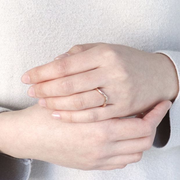 【鶴(mikoto)】【18MA-016a】V字にくびれたフォルムがキュートな細身の結婚指輪