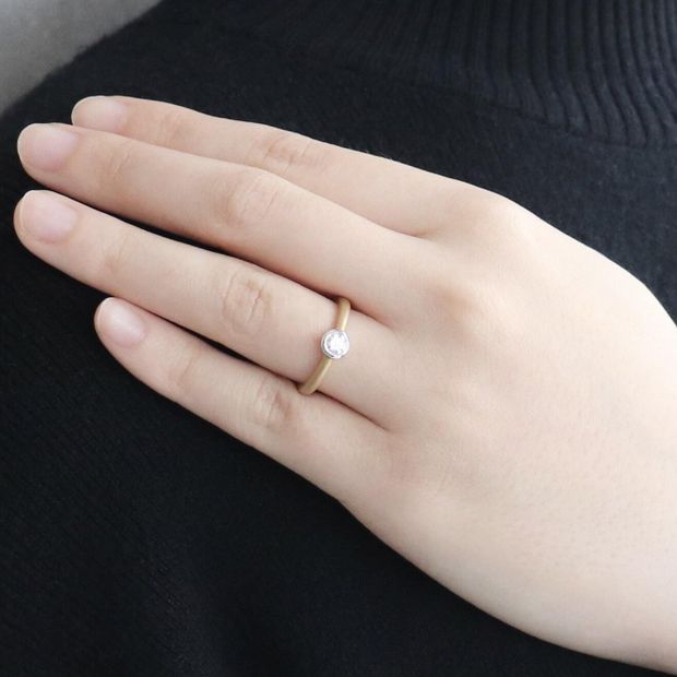 【鶴(mikoto)】【19EN-009】マットなテクスチャと2色の組み合わせが印象的な覆輪留め（フクリン留め）の婚約指輪