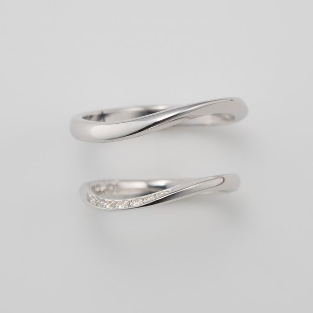 【鶴(mikoto)】【18MA-015a】ダイヤモンドをあしらったシンプルなウェーブ結婚指輪