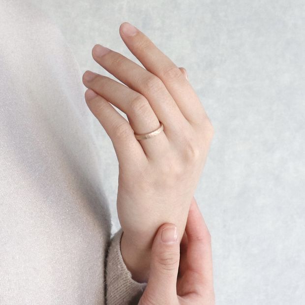 【鶴(mikoto)】【18TE-007】槌目にマット（つや消し）加工を施したゴールドの結婚指輪