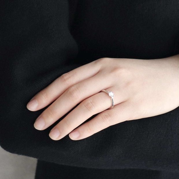 【鶴(mikoto)】【18EN-006】サイドメレをあしらったストレートデザインの婚約指輪