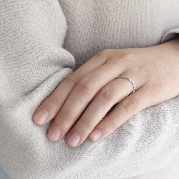 【鶴(mikoto)】【18MA-015a】ダイヤモンドをあしらったシンプルなウェーブ結婚指輪