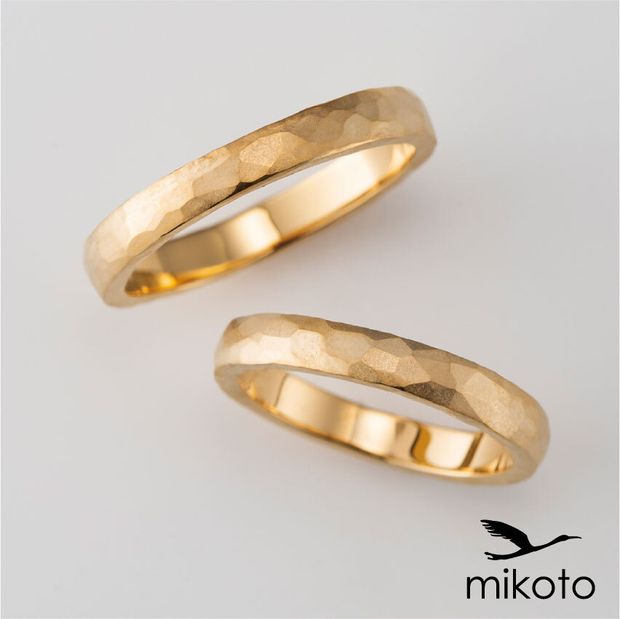 【鶴(mikoto)】【18TE-009（鍛造）】イエローゴールドに施した凹凸の鎚目がかっこいい鍛造製法の結婚指輪