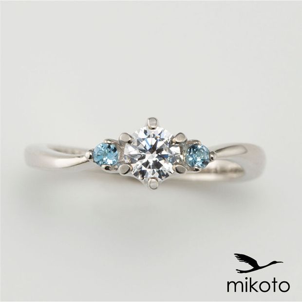 【鶴(mikoto)】【22EN-021】アクアマリンをダイヤモンドの両脇に留めた清涼感のある婚約指輪
