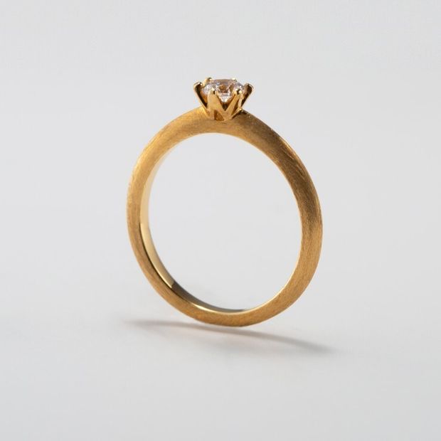 【鶴(mikoto)】【18EN-003】カジュアルな装いにぴったりなゴールドデザインの婚約指輪