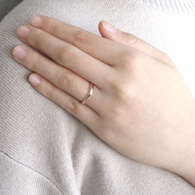 【鶴(mikoto)】【18MA-020a】1石あしらったダイヤモンドがチャーミングなU字ウェーブの結婚指輪