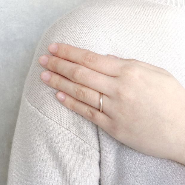 【鶴(mikoto)】【18MA-014】木目の彫り模様を施したゴールドの結婚指輪