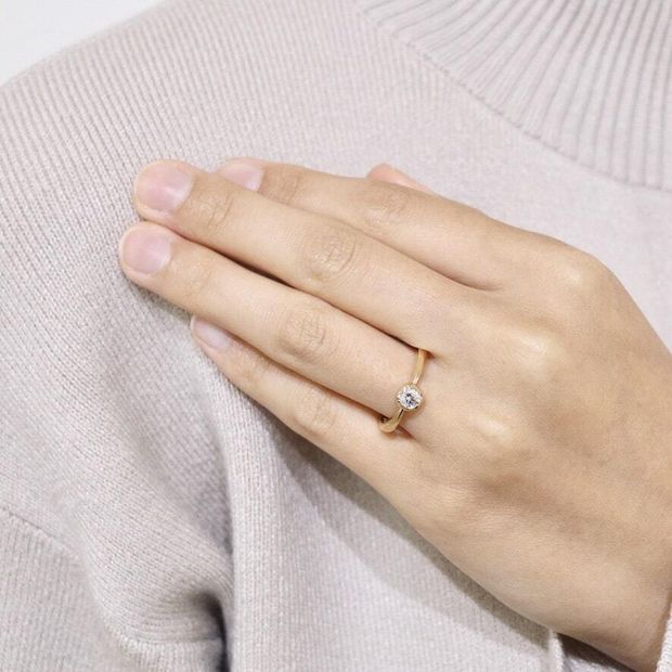 【鶴(mikoto)】【22EN-020】ゴールドの色味が指に馴染むおしゃれな婚約指輪