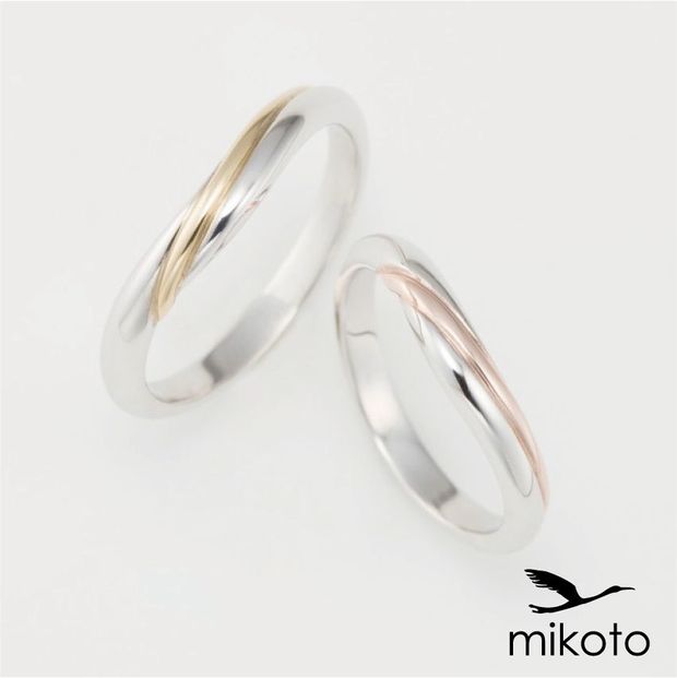【鶴(mikoto)】【18MA-022】おふたりの縁を繋ぐように中心に入ったラインがアクセントになる結婚指輪