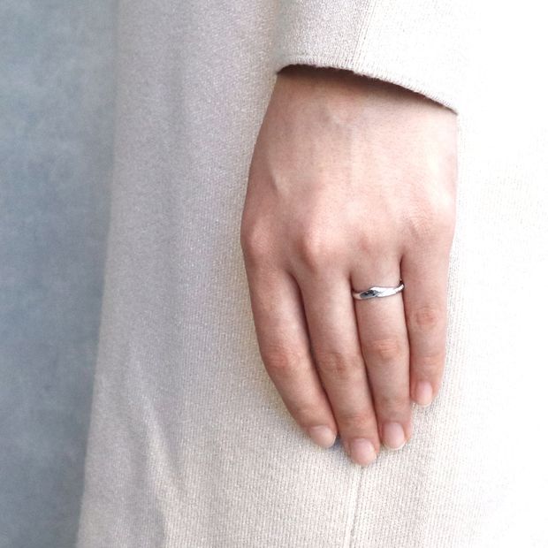 【鶴(mikoto)】【18MA-023】着物の帯をイメージしてデザインした幅広V字の結婚指輪