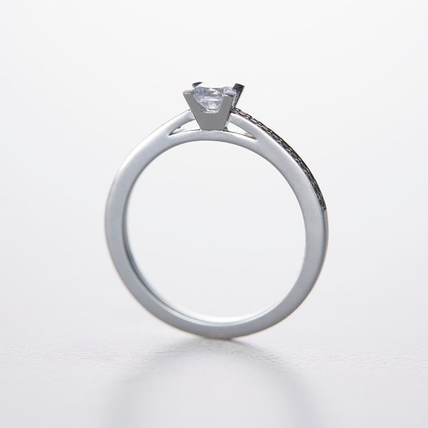 【鶴(mikoto)】【18EN-004】サイドに連なるメレダイヤが華やかなプラチナの婚約指輪