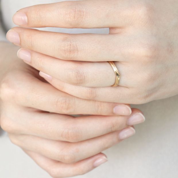 【鶴(mikoto)】【18MA-018a】藤の花のイメージした彫り模様の和風の結婚指輪