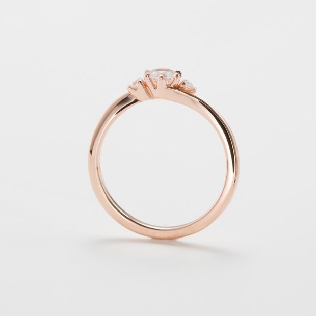 【鶴(mikoto)】【18EN-007】ピンクゴールドにサイドメレをあしらったキュートな婚約指輪