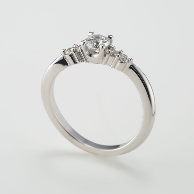 【鶴(mikoto)】【20EN-015】S字にカーブしたエレガントな印象の婚約指輪