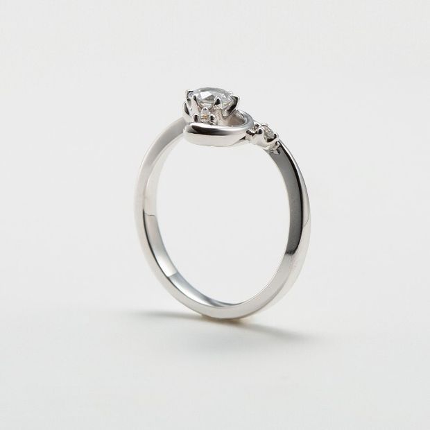 【鶴(mikoto)】【19EN-010】有機的なカーブが華やかな手元を演出してくれる婚約指輪