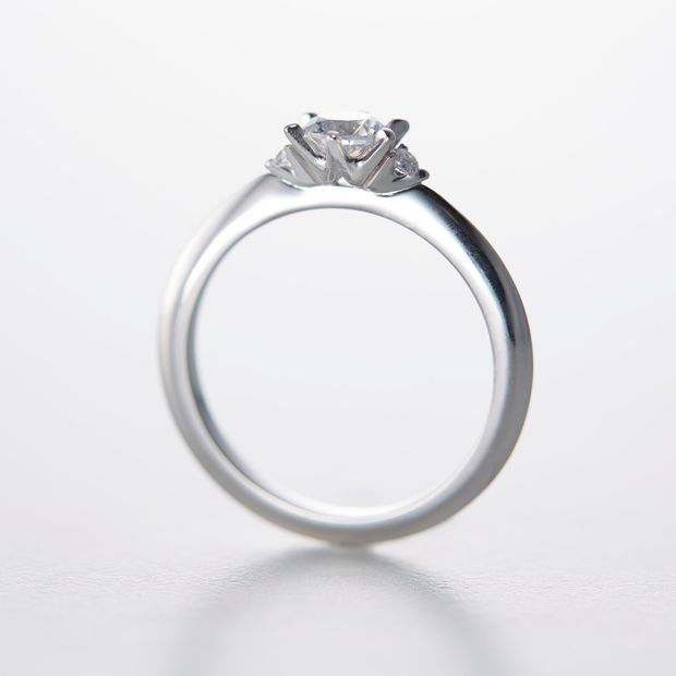 【鶴(mikoto)】【18EN-006】サイドメレをあしらったストレートデザインの婚約指輪