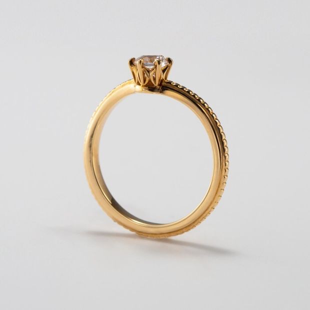 【鶴(mikoto)】【19EN-012】優しくV字にカーブしたアームが優美な印象のミルグレインを施した婚約指輪