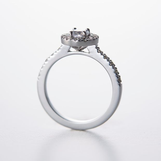 【鶴(mikoto)】【18EN-002】取り巻きダイヤモンドが手元に美しく輝く婚約指輪