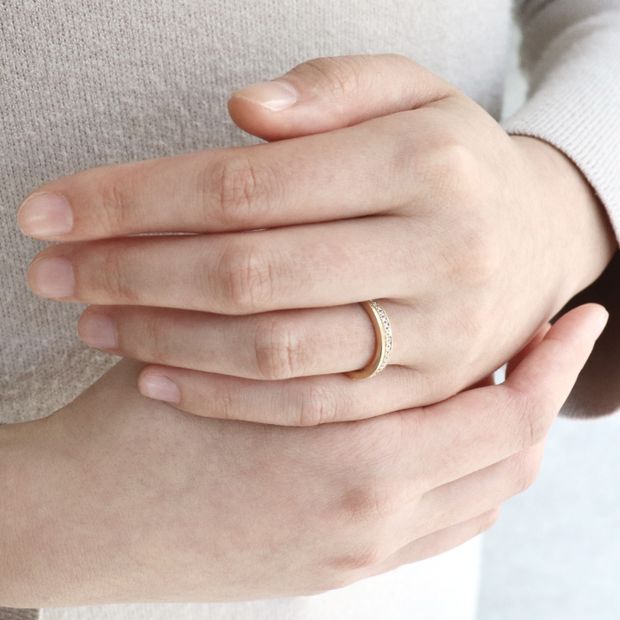 【鶴(mikoto)】【18MA-009b】ダイヤモンドをあしらったつや消しゴールドのハーフエタニティリング