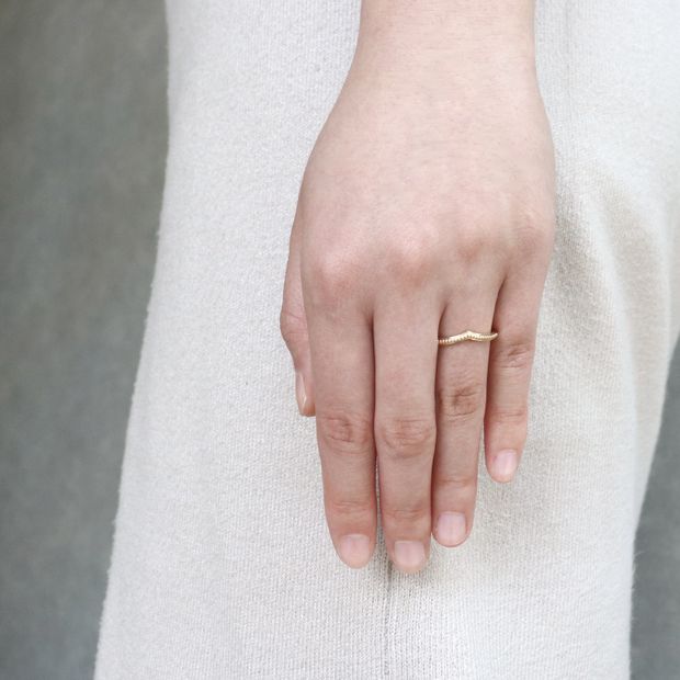 【鶴(mikoto)】【18MA-016】ミルグレインを施した細身のV字デザインの結婚指輪