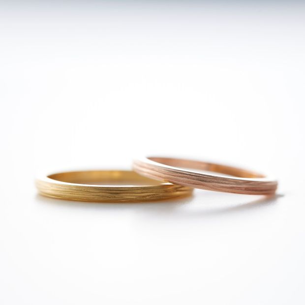 【鶴(mikoto)】【18MA-014】木目の彫り模様を施したゴールドの結婚指輪