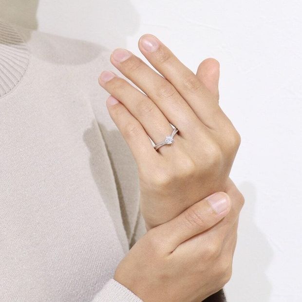 【鶴(mikoto)】【22EN-018】くびれたフォルムがシャープな印象の婚約指輪