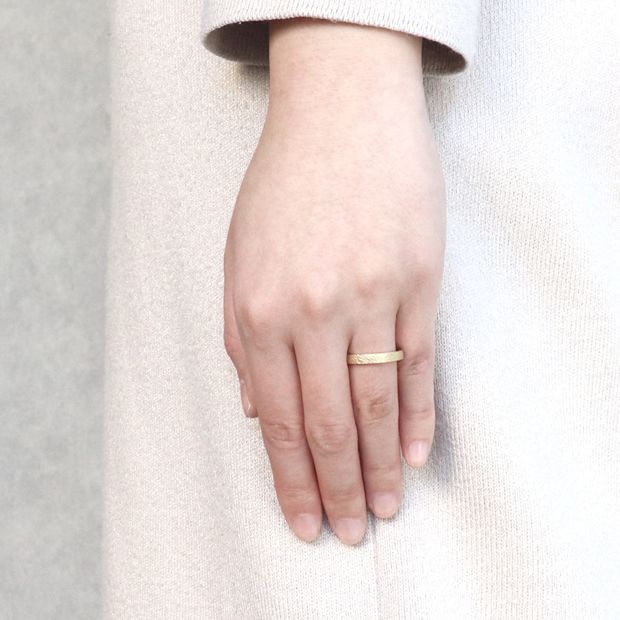 【鶴(mikoto)】【18TE-006】鎚目模様を施したイエローゴールドの結婚指輪