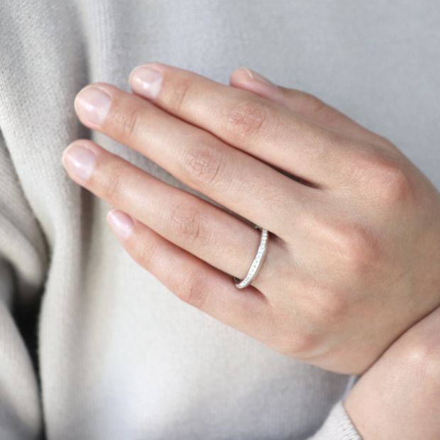 【鶴(mikoto)】【20MA-039】半周にダイヤモンドをあしらった剣腕のおしゃれな結婚指輪