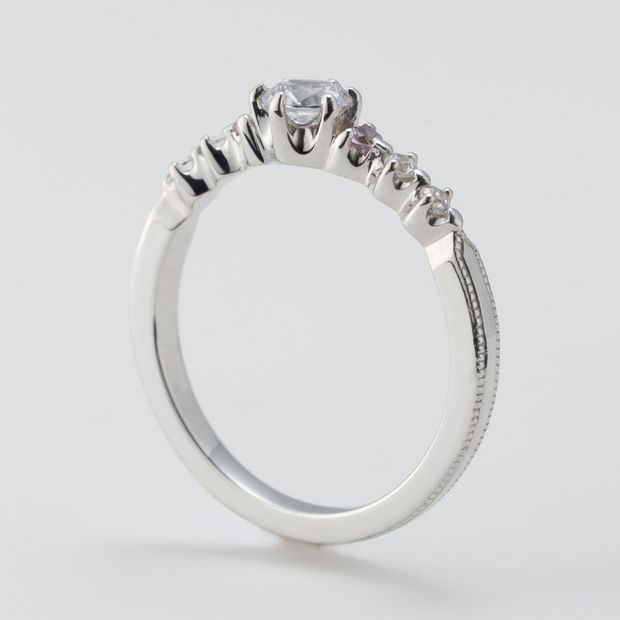 【鶴(mikoto)】【22EN-026】ピンクサファイアを両脇に留めた婚約指輪