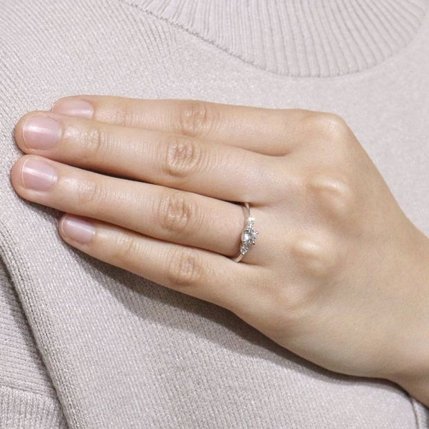 【鶴(mikoto)】【20EN-015】S字にカーブしたエレガントな印象の婚約指輪