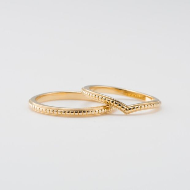 【鶴(mikoto)】【18MA-016】ミルグレインを施した細身のV字デザインの結婚指輪