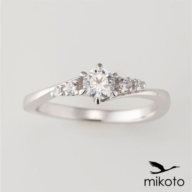 【鶴(mikoto)】【22EN-017】ダイヤモンドを抱えたウェーブがエレガントな婚約指輪