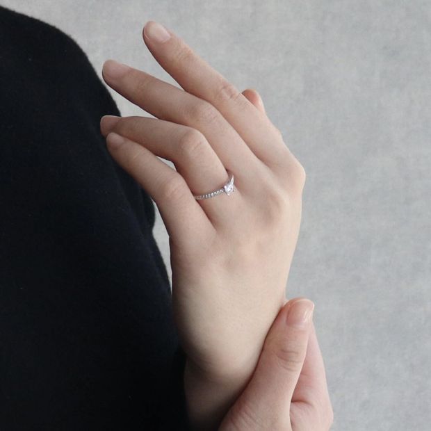 【鶴(mikoto)】【18EN-004】サイドに連なるメレダイヤが華やかなプラチナの婚約指輪