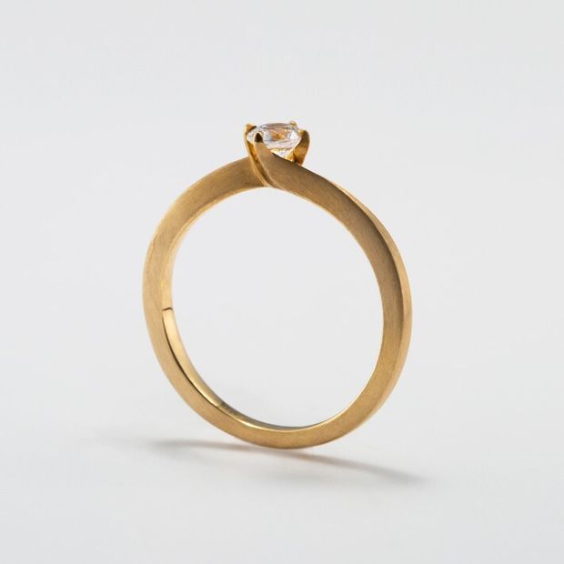 【鶴(mikoto)】【18EN-005a】S字ウェーブのカジュアルな婚約指輪