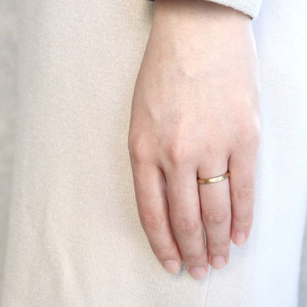 【鶴(mikoto)】【21TE-037】夜空に咲き乱れる花火を力強い和彫りで表現した結婚指輪