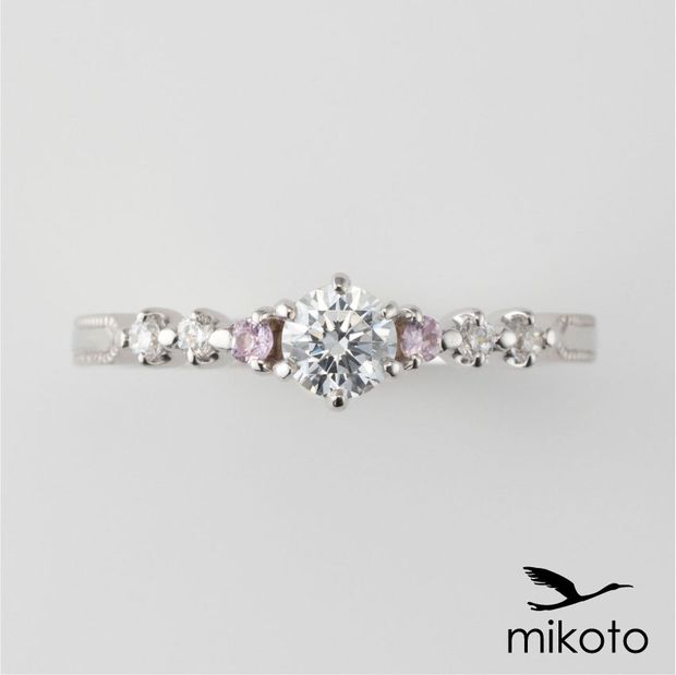【鶴(mikoto)】【22EN-026】ピンクサファイアを両脇に留めた婚約指輪