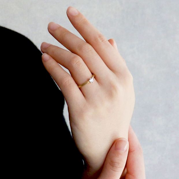 【鶴(mikoto)】【18EN-003】カジュアルな装いにぴったりなゴールドデザインの婚約指輪