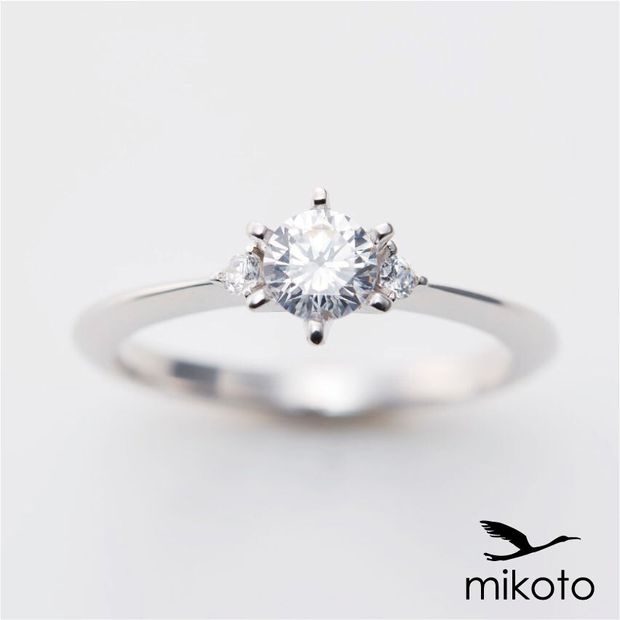 【鶴(mikoto)】【18EN-006】サイドメレをあしらったストレートデザインの婚約指輪