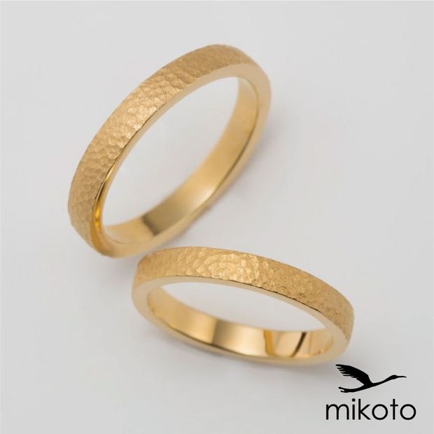【鶴(mikoto)】【18TE-006】鎚目模様を施したイエローゴールドの結婚指輪