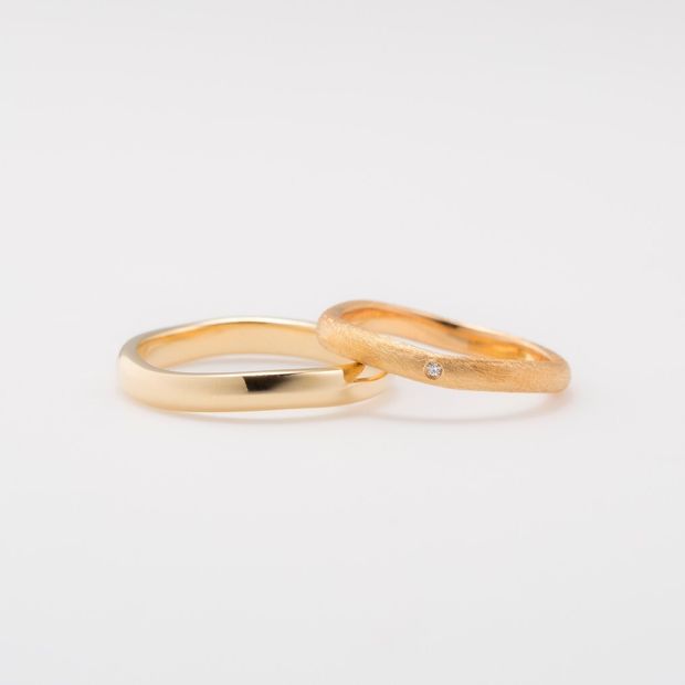 【鶴(mikoto)】【18MA-013a】ダイヤモンドをあしらった雲形フォルムのつや消し結婚指輪