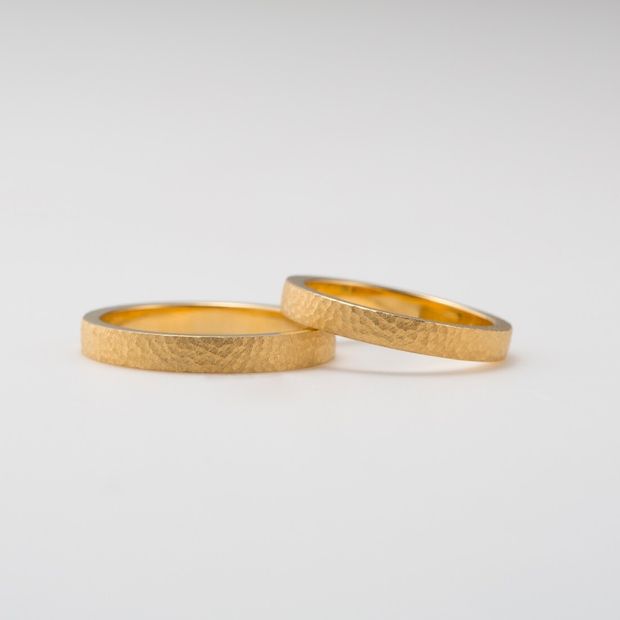 【鶴(mikoto)】【18TE-006】鎚目模様を施したイエローゴールドの結婚指輪