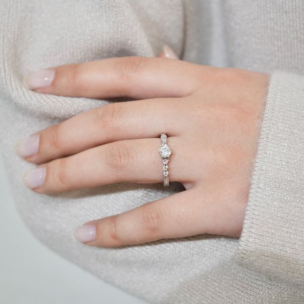 【鶴(mikoto)】【22EN-026】ピンクサファイアを両脇に留めた婚約指輪