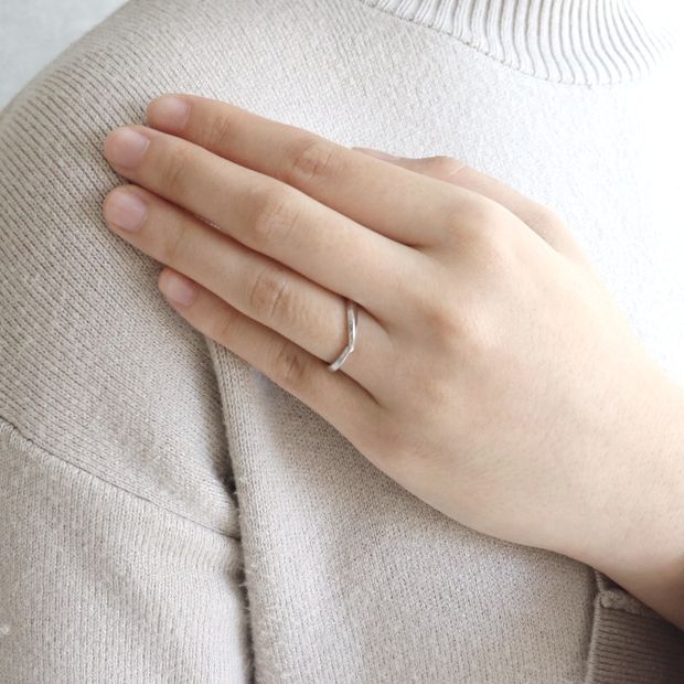 【鶴(mikoto)】【18MA-021】おふたりが手をつないだような寄り添う姿をイメージした結婚指輪