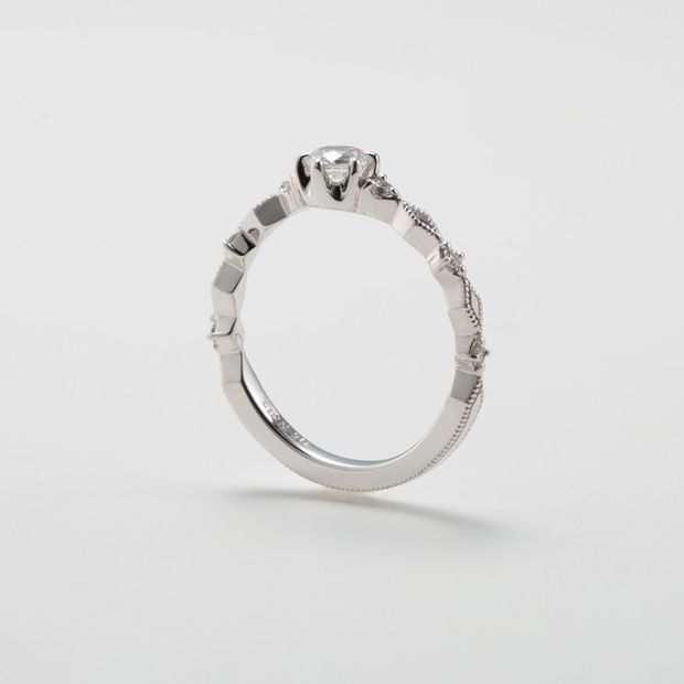 【鶴(mikoto)】【19EN-013】ミルグレインをふんだんに施したアンティーク調な婚約指輪