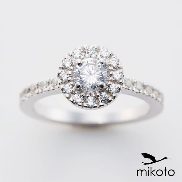 【鶴(mikoto)】【18EN-002】取り巻きダイヤモンドが手元に美しく輝く婚約指輪