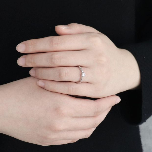 【鶴(mikoto)】【18EN-005】ダイヤモンドを優しく包み込んだウェーブフォルムの婚約指輪