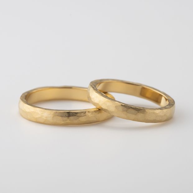 【鶴(mikoto)】【18TE-009（鍛造）】イエローゴールドに施した凹凸の鎚目がかっこいい鍛造製法の結婚指輪